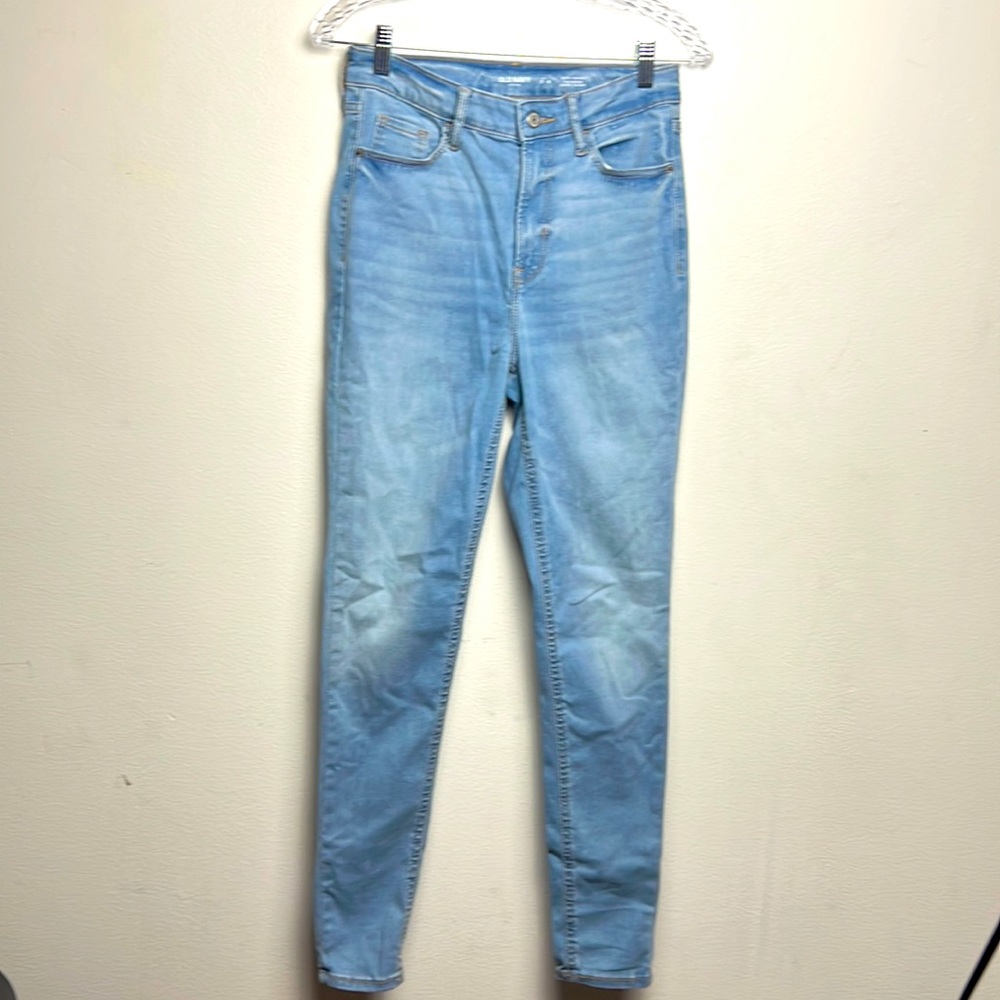 Old Navy extra high rise rockstar super skinny jeans. size 2-6 light wash